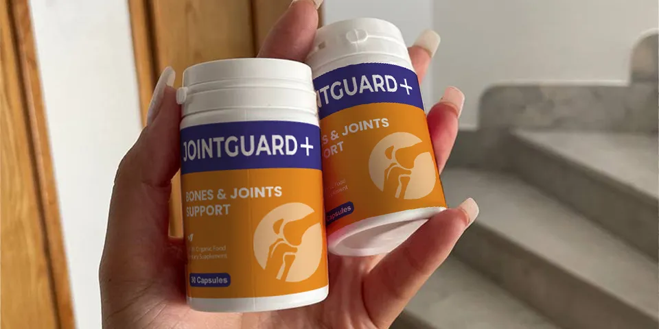 علبتين JointGuard+ في الإيد قدّام الدرج والباب الخشب
